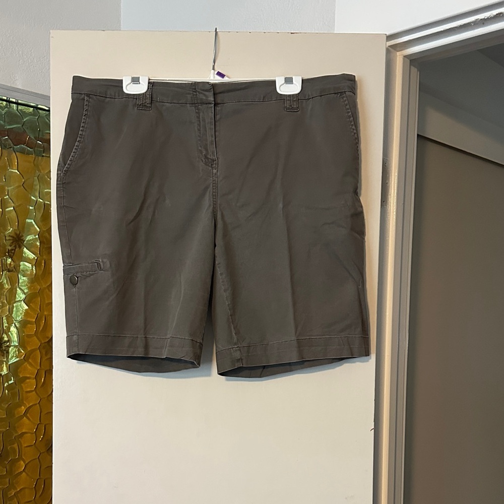 Avenue Women's Cargo Shorts in Brown